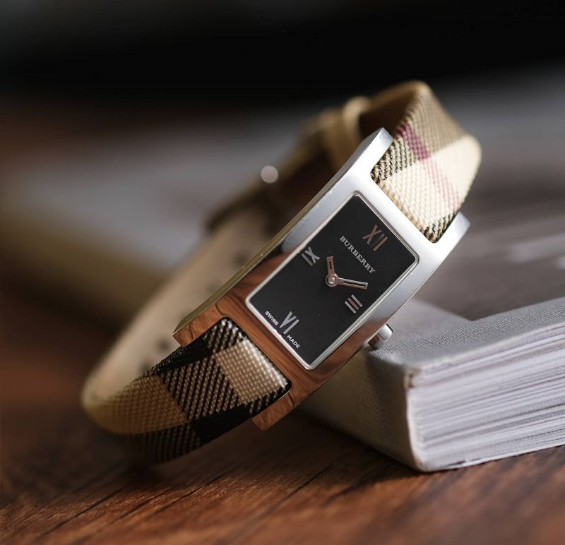Đồng hồ Burberry và họa tiết caro đặc trưng 